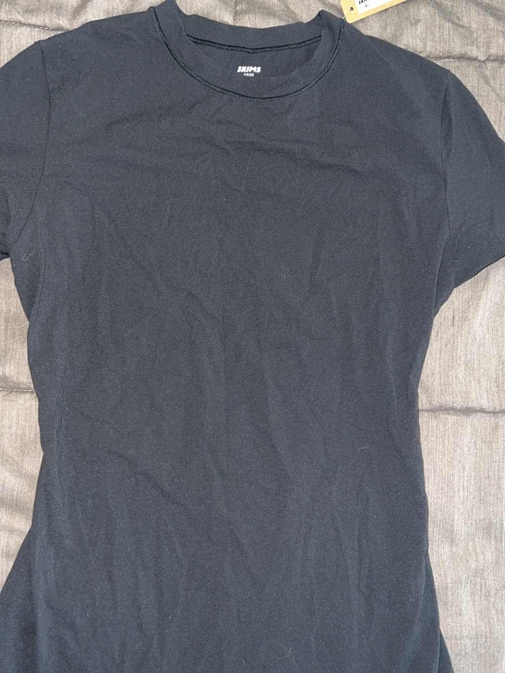 Brand new with tags SKIMS Fits Everybody T-Shirt in Onyx, size Small. 🖤